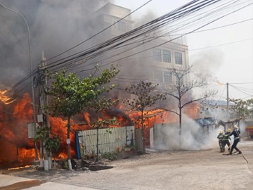 မန္တလေးတိုင်းဒေသကြီး၊ ပြည်ကြီးတံခွန်မြို့နယ်၊ ၆၅ လမ်းနှင့် ၁၃၉ လမ်းထောင့်၊ (ည)ရပ်ကွက်တွင် နေအိမ်မီးလောင်မှု