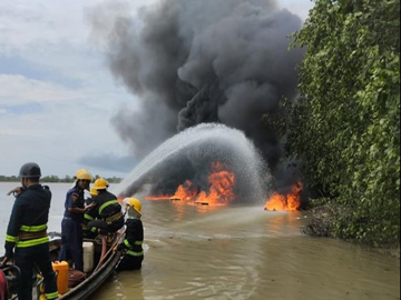 ဧရာဝတီတိုင်းဒေသကြီး၊ ပုသိမ်ခရိုင်၊ ငပုတောမြို့၊ ဂွေးကုန်းကျေးရွာအနီး၊ ငဝန်မြစ်အတွင်း စက်လှေ မီးလောင်မှု