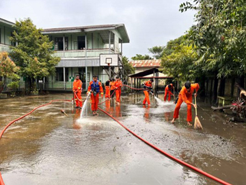 ပဲခူးတိုင်းဒေသကြီး၊ ပဲခူးမြို့တွင် ပဲခူးမြစ်ရေမြင့်တက်မှုကြောင့် အ.ထ.က(၁)ကျောင်းအတွင်း ရေဝင်ရောက်မှုဖြစ်ပွားခဲ့ပြီး ရေပြန်လည်ကျဆင်းသွားသဖြင့် တင်ကျန်ခဲ့သော နုန်းမြေများ၊ အမှိုက်များအား သန့်ရှင်းရေးပြုလုပ်ခြင်း