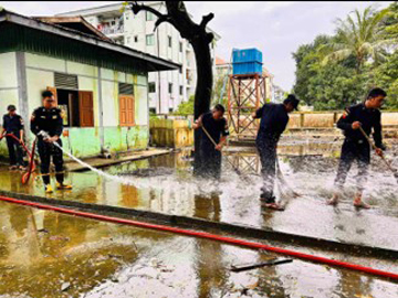 ပဲခူးတိုင်းဒေသကြီး၊ ပဲခူးမြို့တွင် ပဲခူးမြစ်ရေမြင့်တက်မှုကြောင့် အမှတ်(၃) အခြေခံပညာအထက်တန်းကျောင်းနှင့် အခြေခံပညာအလယ်တန်းကျောင်း(ခွဲ) အတွင်း ရေဝင်ရောက်မှုဖြစ်ပွားခဲ့ပြီး ရေပြန်လည်ကျဆင်းသွားသဖြင့် တင်ကျန်ခဲ့သော နုန်းမြေများနှင့် အမှိုက်များအား သန့်ရှင်းရေး