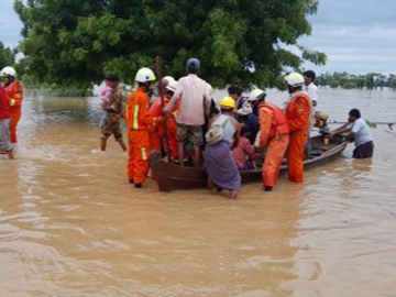 မန္တလေးတိုင်းဒေသကြီး၊ တံတားဦးမြို့နယ်တွင် မိုးသည်းထန်စွာရွာသွန်းမှုကြောင့် ပန်းလောင်မြစ်ရေ မြင့်တက်သဖြင့် ရေဝင်ရောက်သည့် မြေနိမ့်ပိုင်းရှိ ကျေးရွာအုပ်စုများအား ကူညီကယ်ဆယ်ရေးလုပ်ငန်းများ ဆောင်ရွက်မှု