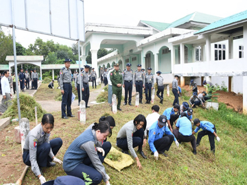 နှစ်(၆၀)ပြည့် မြန်မာနိုင်ငံရဲတပ်ဖွဲ့နေ့ကို ကြိုဆိုဂုဏ်ပြုသောအားဖြင့် နေပြည်တော်၊ ခုတင်(၁၀၀၀) ပြည်သူ့ဆေးရုံကြီး၌ စုပေါင်းသန့်ရှင်းရေး လုပ်အားပေးဆောင်ရွက်