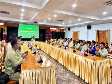 ရှမ်းပြည်နယ်(အရှေ့ပိုင်း)၊ တာချီလိတ်ခရိုင်အထွေထွေအုပ်ချုပ်ရေးဦးစီးဌာန၊ အစည်းအဝေးခန်းမ၌ အကြမ်းဖက်ဖြစ်စဉ်များကြောင့် ယာယီနေရပ်စွန့်ခွာပြည်သူများအား ထောက်ပံ့ပေးအပ်ခြင်းအခမ်းအနား ကျင်းပ