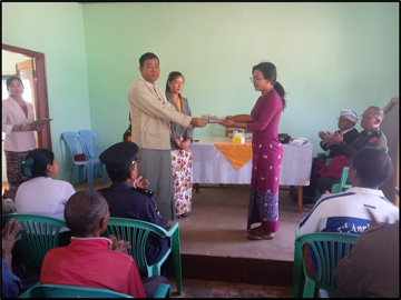 ရှမ်းပြည်နယ်(တောင်ပိုင်း)၊ ပအိုဝ်းကိုယ်ပိုင်အုပ်ချုပ်ခွင့်ရဒေသ၊ ဆီဆိုင်မြို့နယ်အထွေထွေအုပ်ချုပ်ရေး ဦးစီးဌာန အစည်းအဝေးခန်းမ၌ အကြမ်းဖက်ဖြစ်စဉ်များကြောင့် ယာယီနေရပ်စွန့်ခွာပြည်သူများအား ထောက်ပံ့ပေးအပ်ခြင်းအခမ်းအနား ကျင်းပ