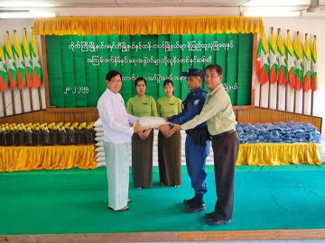ရန်ကုန်တိုင်းဒေသကြီး၊ မှော်ဘီခရိုင်၊ မှော်ဘီမြို့နယ်၊ အမှတ်(၁)ရပ်ကွက် စိုက်ပျိုးရေးသုတေသနခန်းမ၌ ပြည်သူ့လုံခြုံရေးနှင့် အကြမ်းဖက်နှိမ်နင်းရေးအဖွဲ့ဝင်များအား ယူနီဖောင်းနှင့် ဆန်၊ ဆီ ထောက်ပံ့ပေးအပ်ပွဲအခမ်းအနား ကျင်းပ