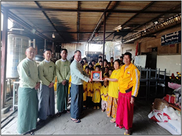 ရှမ်းပြည်နယ်၊ မူဆယ်ခရိုင်၊ မူဆယ်မြို့၊ ၄၅ ကုန်း၊ မိုးသောက်ကုန်းမိဘမဲ့ဂေဟာ၌ ကလေးငယ်များအား နေ့လည်စာကျွေးမွေးခြင်းနှင့် ဂေဟာအတွက်လိုအပ်သည်များ သွားရောက်လှူဒါန်း