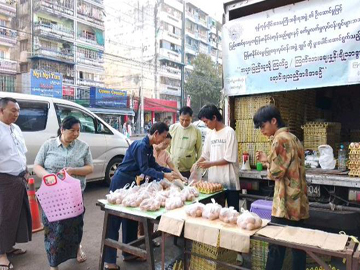 ရန်ကုန်တိုင်းဒေသကြီး၊ သင်္ဃန်းကျွန်းခရိုင်၊ တာမွေမြို့နယ်၊ တာမွေကြီး(က၊ ဂ)ရပ်ကွက်၊ ကျိုက္ကဆံလမ်းမကြီးနှင့် ၁၅၄ လမ်း၊ တာမွေယာယီဈေး၌ ပြည်သူများ သက်သာချောင်ချိရေးအတွက် ကြက်ဥများ ဈေးနှုန်းချိုသာစွာဖြင့် ရောင်းချနေမှုအခြေအနေအား ကြည့်ရှုစစ်ဆေး