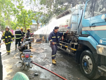 မန္တလေးတိုင်းဒေသကြီး၊ ပြည်ကြီးတံခွန်မြို့နယ်၊ ချမ်းမြသာယာရပ်ကွက်၊ ကျွဲဆည်ကန်(၈)လမ်း၌ ဆီသယ်မော်တော်ယာဉ် မီးလောင်မှု 
