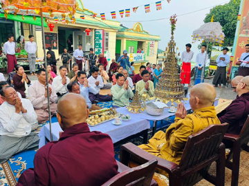 မွန်ပြည်နယ်၊ ကျိုက်ထိုခရိုင်၊ ကျိုက်ထိုမြို့နယ်၊ ဆံတော်ရှင်ကျိုက်ထီးရိုးတောင်တော်ရှိ ဆုတောင်းပြည့်ပြည်လုံးချမ်းသာစေတီတော်မြတ်ကြီးအား ပြန်လည်ပြုပြင်မွမ်းမံခြင်းနှင့် ရွှေထီးတော်အသစ်တင်လှူပူဇော်ပွဲအခမ်းအနား ကျင်းပ 