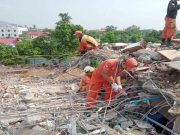 ငလျင်လှုပ်ခတ်မှုကြောင့် ထိခိုက်ပျက်စီးဆုံးရှုံးမှုဖြစ်ပွားခဲ့သောဒေသများတွင် မီးသတ်ဦးစီးဌာနမှ ရှင်းလင်းရေးလုပ်ငန်းများဆောင်ရွက်မှု