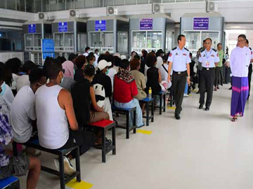 နိုင်ငံတော်အနေဖြင့် နယ်စပ်ဒေသများတွင် ဖြစ်ပေါ်လျက်ရှိသည့် အွန်လိုင်းလိမ်လည်မှု (Telecom Fraud) နှင့် ဒုစရိုက်မှုလုပ်ငန်းများတွင် ဆက်စပ်ပါဝင်ခဲ့ကြသည့် အီသီယိုးပီးယားနိုင်ငံသား ၇၆ ဦးအား ထပ်မံလွှဲပြောင်း ပေးအပ်