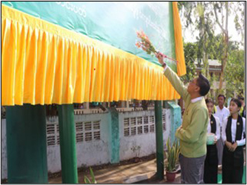 မွန်ပြည်နယ်၊ မော်လမြိုင်ခရိုင်၊ မော်လမြိုင်မြို့နယ်၊ အမှတ်(၁)အခြေခံပညာအလယ်တန်းကျောင်းရှေ့၌ ကျောင်းအပ်နှံရေးဆိုင်ရာ မြေစိုက်ပိုစတာ စိုက်ထူခြင်းအခမ်းအနားကျင်းပ
