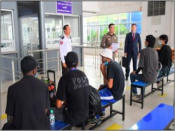 အွန်လိုင်းလိမ်လည်မှု (Telecom Fraud) နှင့် ဒုစရိုက်မှုလုပ်ငန်းများတွင် ဆက်စပ်ပါဝင်ခဲ့ကြသည့် ပြည်ပနိုင်ငံသား ငါးဦးအား မြန်မာ-ထိုင်း အမှတ်(၂)ချစ်ကြည်ရေးတံတားမှတစ်ဆင့် သက်ဆိုင်ရာ နိုင်ငံများသို့ ထပ်မံလွှဲပြောင်းပေးအပ် 