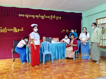 ရန်ကုန်တိုင်းဒေသကြီး၊ မင်္ဂလာဒုံခရိုင်၊ ရွှေပြည်သာမြို့နယ်အထွေထွေအုပ်ချုပ်ရေးဦးစီးဌာနရုံး အစည်းအဝေးခန်းမ၌ ဝန်ထမ်းများနှင့် ဝန်ထမ်းမိသားစုဝင်များအား ကိုဗစ်ရောဂါကာကွယ်ဆေး (Pfizer) ထိုးနှံနေမှုအခြေအနေအား ကြီးကြပ်ဆောင်ရွက်
