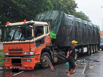 ရန်ကုန်တိုင်းဒေသကြီး၊ လှည်းကူးမြို့နယ်၌ မော်တော်ယာဉ်မှ အရှိန်မထိန်းနိုင်ဘဲ လမ်းလယ်ကျွန်းအား ကျော်တက်ကာ တစ်ဖက်ယာဉ်ကြောမှ မော်တော်ယာဉ်အား ဝင်ရောက်တိုက်မိမှုကြောင့် အမျိုးသား တစ်ဦးနှင့် အမျိုးသမီး လေးဦး ထိခိုက်ဒဏ်ရာရရှိ 