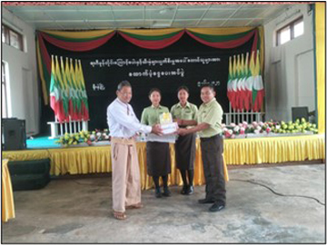ရှမ်းပြည်နယ်(တောင်ပိုင်း)၊ နမ့်စန်ခရိုင်၊ မိုးနဲမြို့နယ်၊ ဥယျာဉ်ရပ်ကွက်၊ မြို့နယ်ကမ္ဘောဇခန်းမ၌ ရာဂီမုန်တိုင်းကြောင့် စပါးနှင့်သီးနှံများ ပျက်စီးဆုံးရှုံးခဲ့သည့် တောင်သူများအား ထောက်ပံ့ငွေပေးအပ်ပွဲအခမ်းအနား ကျင်းပ