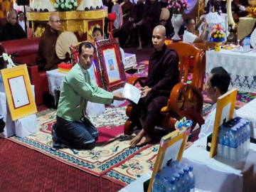 မွန်ပြည်နယ်၊ ရေးခရိုင်၊ ရေးမြို့နယ်၊ တူးမြောင်းကျေးရွာအုပ်စု၊ ပုပ္ဖဝတီကျေးရွာရှိ ဦးဇင်းလေး ဘုရားဝင်းအတွင်း၌ နိုင်ငံတော်မှချီးမြှင့်သည့်ဘွဲ့တံဆိပ်တော်ရ ဆရာတော်ကြီးများနှင့် ၂၀၂၅ ခုနှစ်၊ ပါဠိပထမပြန်စာမေးပွဲအောင် သံဃာတော်များအား စူဠဘွဲ့နှင်းသဘင်အခမ်းအနား ကျင
