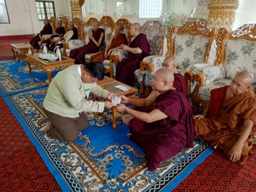 ရန်ကုန်တိုင်းဒေသကြီး၊ မင်္ဂလာဒုံခရိုင်၊ ရွှေပြည်သာမြို့နယ်၊ အမှတ်(၆)ရပ်ကွက်၊ သာသနာ့ဗိမာန်တော်၌ ၂၀၂၅ ခုနှစ်၊ ပါဠိပထမပြန်စာမေးပွဲ ဖြေဆိုနေသည့် သံဃာတော်များအား အအေးနှင့် ရေသန့်ဗူးများ ဆက်ကပ်လှူဒါန်း