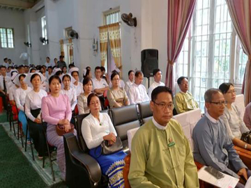 မွန်ပြည်နယ်၊ မော်လမြိုင်မြို့၊ ပန်းဘဲတန်းရပ်ကွက်ရှိ သူနာပြုသင်တန်းကျောင်းခန်းမ၌ သူနာပြုသင်တန်းအပတ်စဉ် ၅၀ တွင် အမျိုးသား ကုတ်အင်္ကျီ/သူနာပြု ဦးဆောင်းအပ်နှင်းခြင်း အခမ်းအနား ကျင်းပ