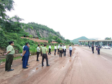 မန္တလေးတိုင်းဒေသကြီး၊ ပုသိမ်ကြီးမြို့နယ်၊ အုန်းချောကျေးရွာအုပ်စု၊ ကျောက်ချောကျေးရွာရှိ (၁၆)မိုင် စစ်ဆေးရေးဂိတ်၌ မော်တော်ယာဥ်များ ဖြတ်သန်းသွားလာနေမှုအခြေအနေအား ကွင်းဆင်းစစ်ဆေး