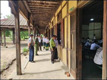 မန္တလေးတိုင်းဒေသကြီး၊ မြင်းခြံခရိုင်၊ မြင်းခြံမြို့နယ်၊ အမှတ်(၁)အခြေခံပညာအထက်တန်းကျောင်း၌ Grade-12 ကျောင်းသား/ကျောင်းသူများ စာမေးပွဲဖြေဆိုနေမှုအား ကြည့်ရှုစစ်ဆေး