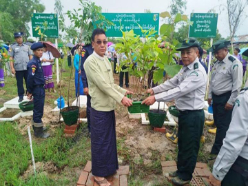 ရန်ကုန်တိုင်းဒေသကြီး၊ မှော်ဘီခရိုင်၊ ထန်းတပင်မြို့နယ်၊ အမှတ်(၂)ရပ်ကွက်၊ မိုးလုံလေလုံအားကစားခန်းမဘေးရှိ မြေကွက်လပ်၌ ၂၀၂၅ ခုနှစ်၊ မိုးရာသီ စုပေါင်းသစ်ပင်စိုက်ပျိုးပွဲနှင့် မြန်မာအမျိုးသမီးများနေ့အား ကြိုဆိုဂုဏ်ပြုသောအထိမ်းအမှတ် သစ်ပင်စိုက်ပျိုးပွဲအခမ်းအနား 