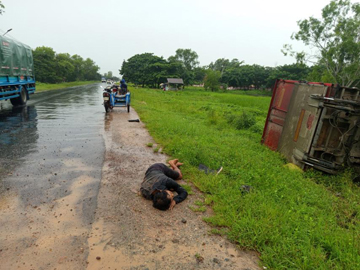 ရန်ကုန်တိုင်းဒေသကြီး၊ တွံတေးမြို့နယ်၌ မော်တော်ယာဉ်မှ အရှိန်မထိန်းနိုင်ဘဲ လမ်းဘေးရှိ အမျိုးသား တစ်ဦးအား တိုက်မိကာ တိမ်းမှောက်၍ ယာဉ်မောင်းအပါ အမျိုးသား နှစ်ဦး ထိခိုက်ဒဏ်ရာရရှိ