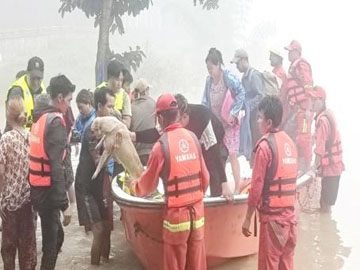 ကချင်ပြည်နယ်၊ မြစ်ကြီးနားခရိုင်၊ မြစ်ကြီးနားမြို့ပေါ်ရှိ မြေနိမ့်ပိုင်းရပ်ကွက်များအတွင်း၌ ရေဝင်ရောက်မှုဖြစ်ပွားသဖြင့် ကူညီရွှေ့ပြောင်းပေးခြင်းလုပ်ငန်းများ ဆောင်ရွက်မှု