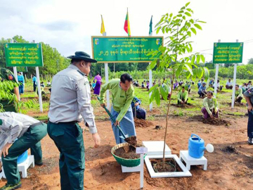 မွန်ပြည်နယ်၊ မော်လမြိုင်ခရိုင်၊ ကျိုက်မရောမြို့နယ်၊ ရေတွင်းကုန်းကျေးရွာအုပ်စု၊ မဟာမြိုင်ကျေးရွာရှိ အခြေခံပညာမူလတန်းကျောင်းဝင်းအတွင်း၌ ကမ္ဘာ့ပတ်ဝန်းကျင်ထိန်းသိမ်းရေးနေ့ အထိမ်းအမှတ်အဖြစ် ၂၀၂၅ ခုနှစ်၊ မိုးရာသီသစ်ပင်စိုက်ပျိုးပွဲ အခမ်းအနား ကျင်းပ