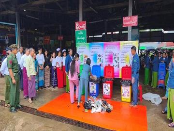 မွန်ပြည်နယ်၊ မုဒုံခရိုင်၊ မုဒုံမြို့၊ မြို့မ(၄)ရပ်ကွက်ရှိ ရွှေဟင်္သာဈေးကြီး၌ အမှိုက်များအား အမျိုးအစားအလိုက် ခွဲခြားစွန့်ပစ်နိုင်ရေး အသိပညာပေးဟောပြောခြင်းနှင့် လက်တွေ့သရုပ်ပြ ခင်းကျင်းထားရှိမှုအား ကြည့်ရှုစစ်ဆေး