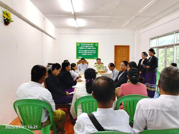 မွန်ပြည်နယ်၊ မော်လမြိုင်ခရိုင်၊ မော်လမြိုင်မြို့၊ ပန်းဘဲတန်းရပ်ကွက်၊ မြို့နယ်ကျေးလက်ဒေသဖွံ့ဖြိုးတိုးတက်ရေးဦးစီးဌာန အစည်းအဝေးခန်းမ၌ ကျေးရွာဖွံ့ဖြိုးတိုးတက်ရေးလုပ်ငန်းစီမံကိန်းအဖွဲ့နှင့် မြစိမ်းရောင်စီမံကိန်းလုပ်ငန်းအဖွဲ့တို့အား ရန်ပုံငွေလွှဲပြောင်းပေးအပ်