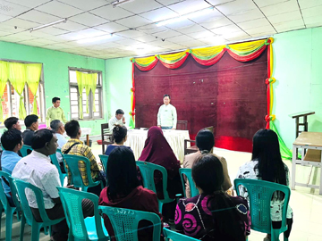မွန်ပြည်နယ်၊ ကျိုက်ထိုခရိုင်အထွေထွေအုပ်ချုပ်ရေးဦးစီးဌာနရုံး အစည်းအဝေးခန်းမ၌ ကျိုက်ထိုမြို့နယ်အတွင်းရှိ စက်သုံးဆီအရောင်းဆိုင်များ မြေပြင်တွင် အမှန်တကယ်ဖွင့်လှစ်ခြင်း ရှိ/မရှိ လုပ်ငန်းရှင်များနှင့် တွေ့ဆုံဆွေးနွေးခြင်း အခမ်းအနား ကျင်းပ