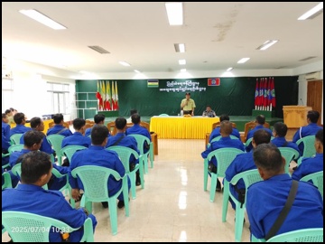 မွန်ပြည်နယ်၊ မော်လမြိုင်ခရိုင်၊ မော်လမြိုင်မြို့၊ ပန်းဘဲတန်းရပ်ကွက်၊ မြို့နယ်စုပေါင်းရုံး အစည်းအဝေး ခန်းမ၌ ပြည်သူ့လုံခြုံရေးနှင့် အကြမ်းဖက်နှိမ်နင်းရေးအဖွဲ့(မြို့ပေါ်) တပ်ဖွဲ့ဝင်များအား မိုးကာအင်္ကျီများ ထောက်ပံ့ပေးအပ်ခြင်းအခမ်းအနားသို့ တက်ရောက် 